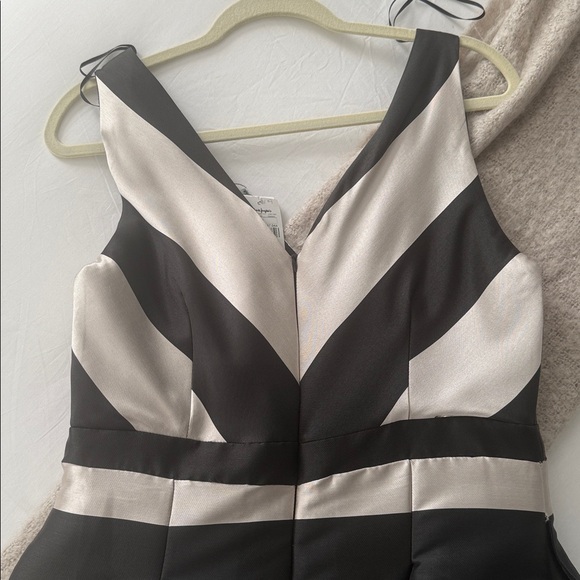 Beautiful gown with pockets!! - Picture 9 of 9